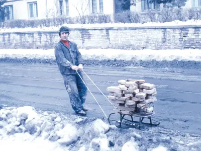 Bărbatul cu cărămizi ciobite