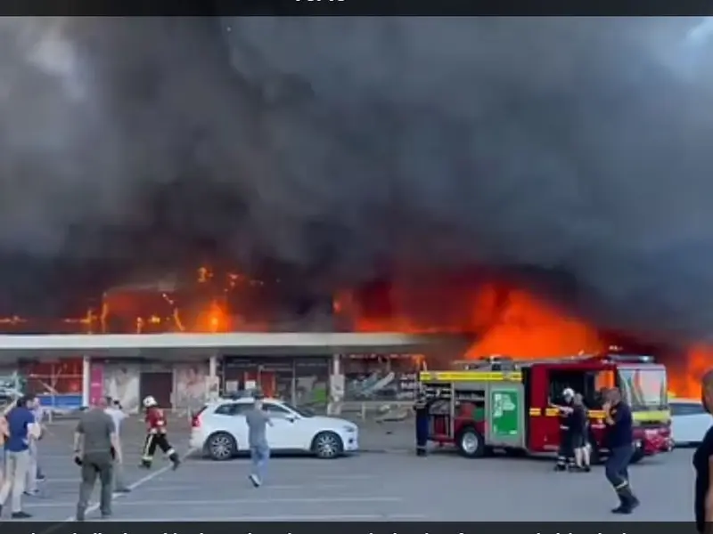 Rușii au bombardat un mall din Kremenciuk/foto: state emergency service