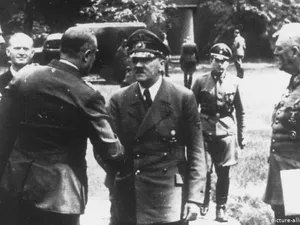 Hitler îi arată dictatorului italian Mussolini urmările exploziei din baraca de la „Wolfsschanze"