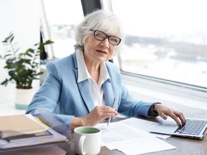 Câți bani iei în plus la pensie dacă ai avut concedii medicale? NU toți pensionarii iau sume la fel Foto: Freepik (fotografie cu caracter ilustrativ)