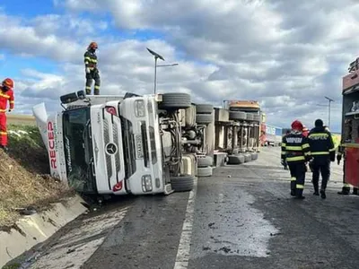 Un TIR cu mandarine s-a răsturnat la Suceava. / Foto: Info Trafic 24, Facebook