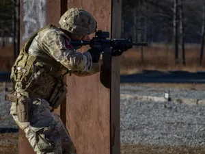 Soldat român reținut în timp ce își făcea antrenamentul cu pușca. Ce a făcut greșit? - Foto: Defense romania.ro / imagine cu caracter ilustrativ