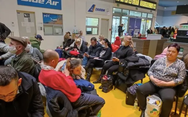 Refugiații ucraineni așteaptă cu cu zecile de ore în aeroportul din Iași/FOTO: ziaruldeiasi.ro