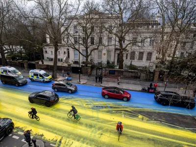 Un grup de activiști britanici au vopsit strada din fața ambasadei Rusiei în culorile Ucrainei - FOTO: Twitter/@ByDonkeys