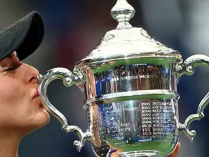 Bianca Andreescu sărută trofeul US Open. Foto Getty Images