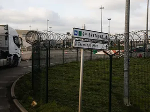 Un camion de transport pe un drum de acces lângă terminalul Eurotunnel din Calais. Foto Getty Images