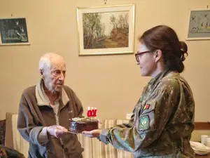 Veteranul de război Dumitru Olaru a împlinit vârsta de 100 de ani Foto: Facebook/MApN