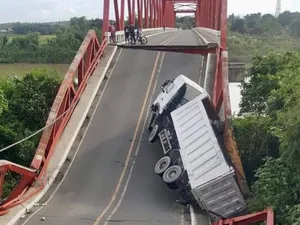 Un pod cedează și se prăbușește sub greutatea mai multor camioane. / Foto: captură ecran, cnnphilippines.com