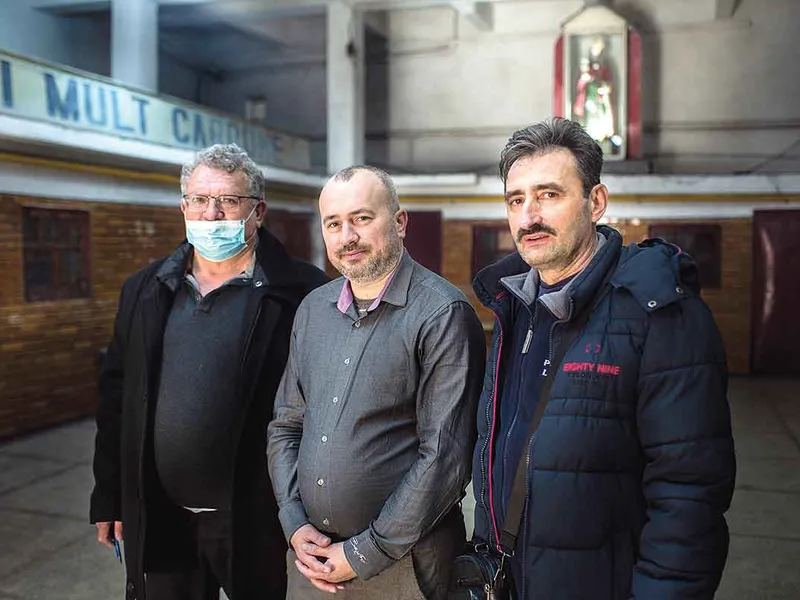 LIDERUL SINDICAL Constantin Crețan (stânga), directorul minei Vulcan, George Gheorghiu (mijloc) și fostul lider sindical, actualmente pensionar Victor Paria (dreapta), în sala de pontaj a minei Vulcan