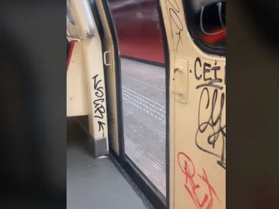 Cum a fost posibil ca un metrou să circule cu uşile deschise? - Foto: captură video TikTok/nicoaraioana12