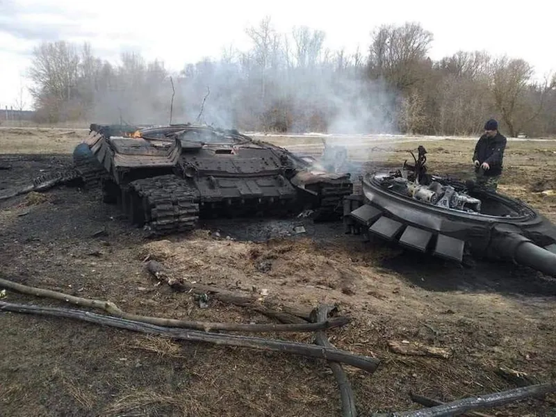 Tanc rusesc distrus în Ucraina - Foto: Twitter