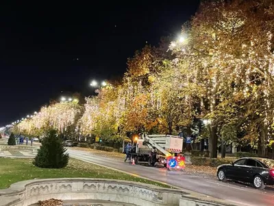 Primăria Generală a început montarea luminițelor de Crăciun, în București - Foto: Facebook/Nicușor Dan