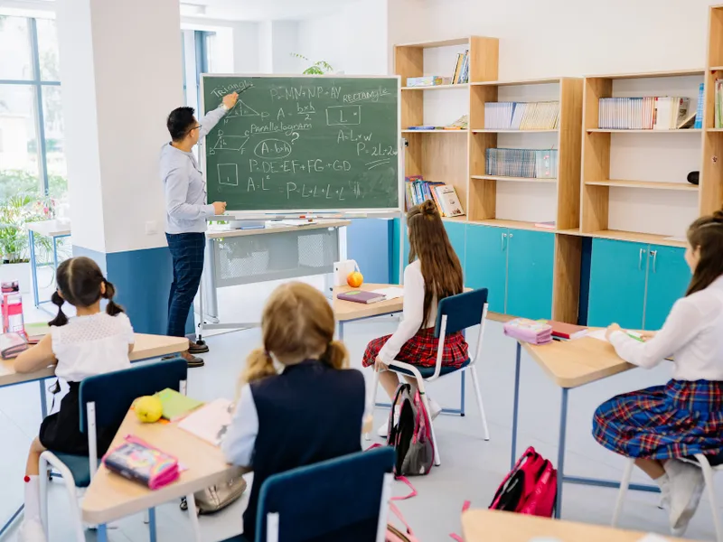 Profesor la clasă - Foto: Pexels / Yan Krukau