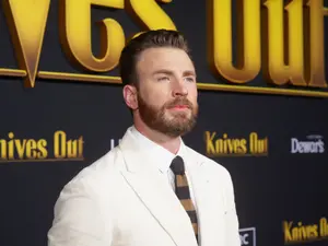 Actorul Chris Evans a interpretat rolul personajului negaitv în Knives Out din 2019 și nu a folosit un telefon iPhone în film Foto: profimediaimages.ro