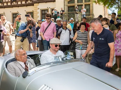 Marin Dumitrescu (stânga), la bordul unui BMW 328 pe străzile din Sinaia.