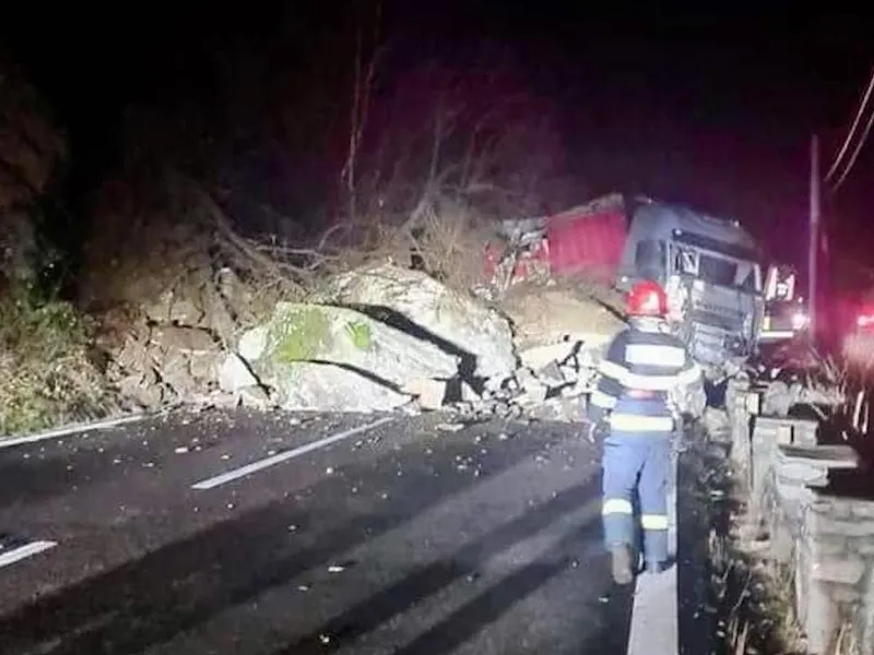 Haos, pe Valea Oltului! O stâncă a căzut pe un TIR. Traficul e blocat total, rute alternative - Foto: Facebook/Info Trafic 24