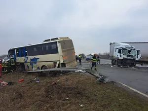 Accident rutier dur între un autotren și un autobuz. Giganţii s-au izbit unul de celălalt - Foto: ISU Timiş