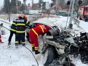 Trei oameni sunt în stare gravă după ce mașina lor a fost lovită de un tren - Foto: observatornews.ro