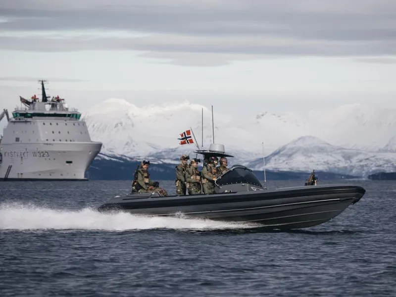 Ambarcațiune norvegiană în timpul execițiului cold Response 2020 - Foto: Emil Wenaas Larsen/Norwegian Armed Forces