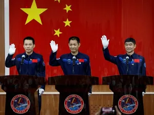 Trei astronauţi din China, pregătiți de decolare din deșertul Gobi către staţia spaţială chineză. / Foto: time.com