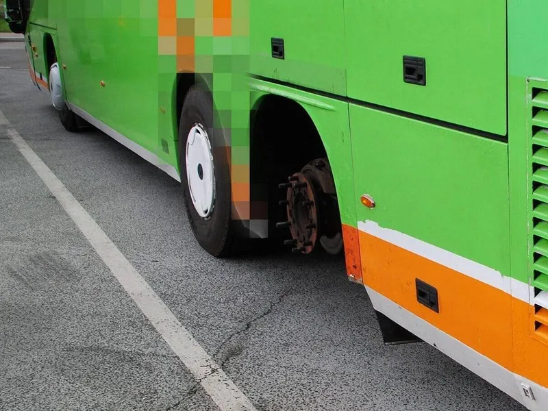 Un autocar românesc, surprins fără o roată pe autostradă în Austria. Puntea, legată cu sfoară - Foto: jurnalemigrant.com