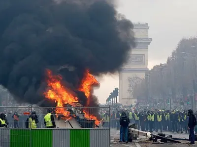 Proteste violente la Paris. Foto Getty Images