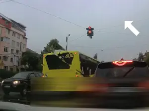 Un șofer de autobuz nu are răbdare să stea la stop și trece pe roșu, blochează intersecția. / Foto: captură video