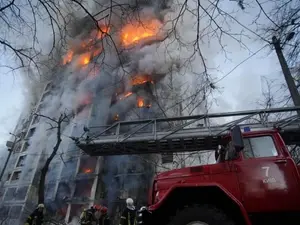 Trupele rusești au bombardat o clădire de apartamente cu zece etaje din centrul Kievului/FOTO: Twitter