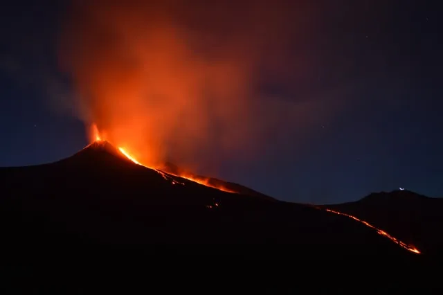 Vulcanul Etna erupe din nou. Aeroportul din Catania se închide temporar/FOTO: Unsplash