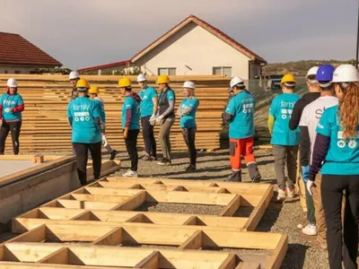 350 de voluntari au construit în 5 zile case pentru 6 familii nevoiașe. Ce i-a determinat să ajute Foto: captură video ProTV