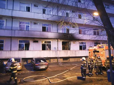 FOC ȘI GROAZĂ 20 de pacienți au murit în urma incendiului de la Institutul  Național de Boli Infecțioase  Matei Balș din București.   53 au fost transferați la alte spitale - Foto: INQUAM PHOTOS/ George Călin