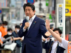 Fostul premier Shinzo Abe, împuşcat la un eveniment electoral. / Foto: Profimedia