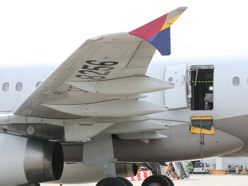 Asiana Airlines nu va mai vinde bilete pentru locurile de lângă ieșirea de urgență-Foto: Daily Sabah