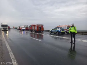 Un accident între un camion și o autoutilitară - Foto: IJP