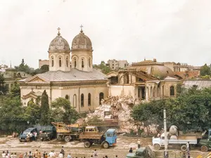 Biserica Sf. Vineri-Hereasca  se afla în spatele Tribunalului București, zona Unirii