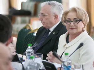 Mugur Isărescu, impresionat de Viorica Dăncilă: Lucrează de la birou şi este foarte disciplinată. / Foto: secundatv.ro