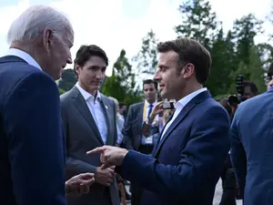 Președintele Franței Emmanuel Macron (dreapta), președintele SUA Joe Biden (stânga) și primul-ministru al Canadei, Justin Trudeau, la o discuție înaintea pozei de grup - Foto: Profimedia Images