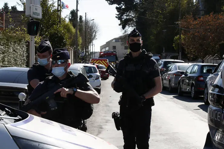 O poliţistă, ucisă cu cuţitul într-un comisariat din regiunea Parisului. Foto RFI