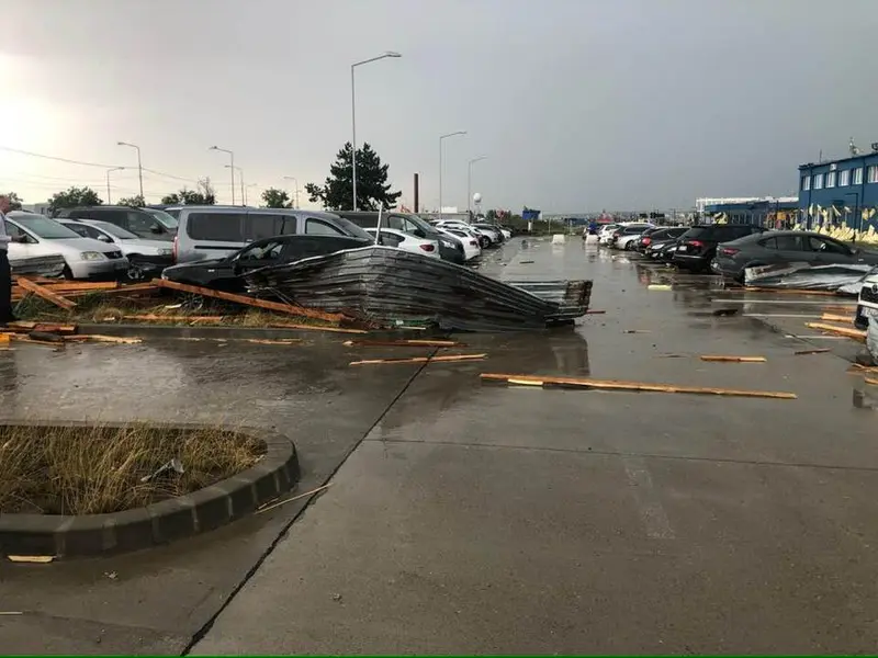 Oradea, devastată de furtună. Pagube mari, la aeroport. Vântul a bătut și cu peste 100 km/h - Foto: Facebook/Bogdan Orescovici