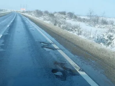 Autostrăzile și șoselele din România, „bombardate” de ger. Șoferii își distrug mașinile - Foto: Facebook / România Fără Gropi