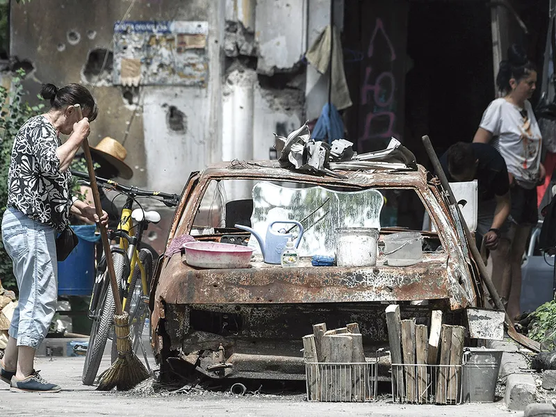 A rămas doar de făcut curățenie după trecerea armatei invadatoare a rușilor - Foto: Profimedia Images