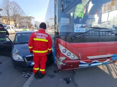 Un autocar închiriat de US Army a intrat pe contrasens și a lovit două mașini parcate Foto: Ziua de Constanța