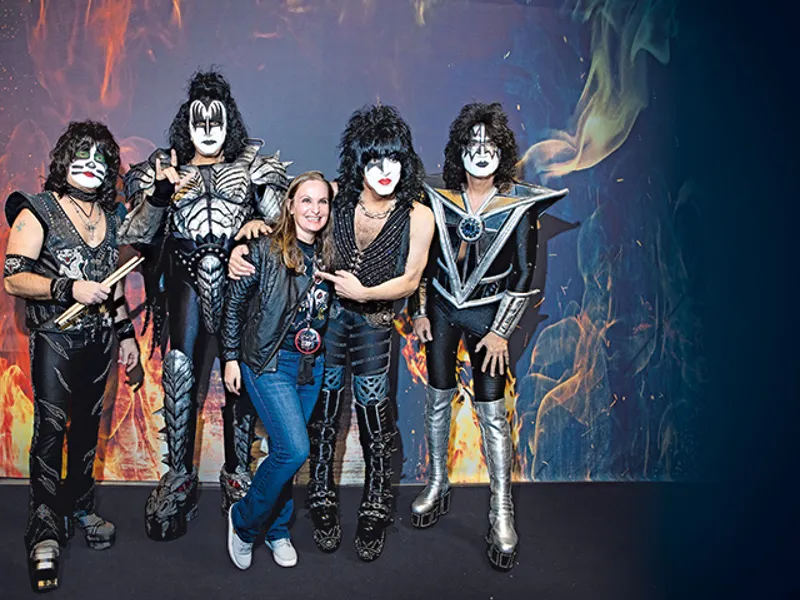 CU TRUPA Solange Margery Bertoglia, fan al trupei, cu KISS. De la stânga: Eric Singer, Gene Simmons, Paul Stanley și Tommy Thayer. Deși prețul pentru vizita în culise a fost mare, ea a spus că a „meritat în totalitate”