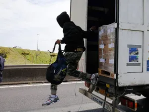 Un șofer de TIR a găsit trei migranți ascunși în remorcă în timp ce aștepta în coloană la frontieră/FOTO: awwsat.com