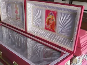 „Barbie mania”: O firmă de pompe funebre oferă sicrie roz, cu steluțe și poze cu păpuși - Foto: captură video