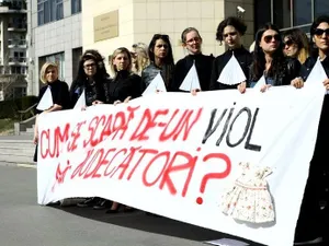 Protest al feministelor, în fața Tribunalului București, față de numărul mic de condamnări în cazurile de viol. Sursă foto: Feminism România