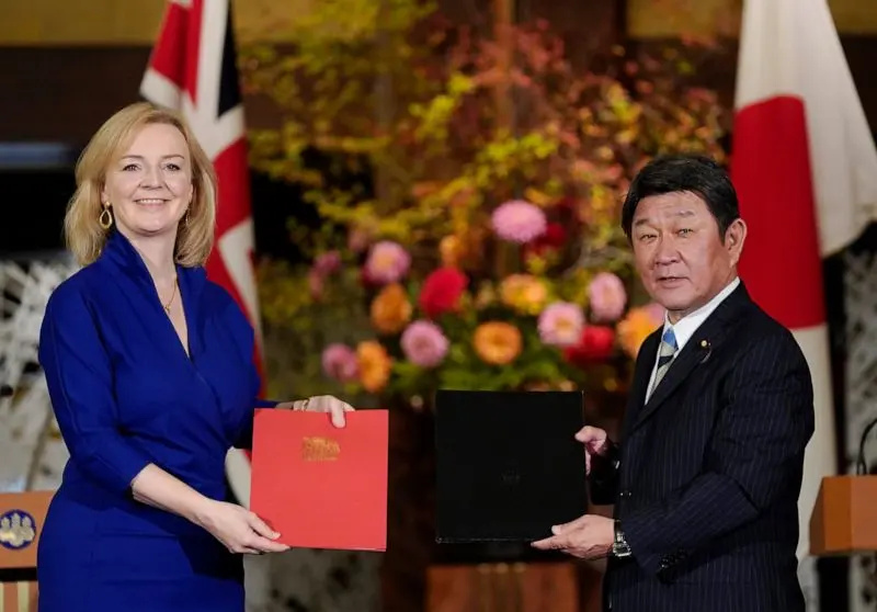 Ministrului britanic pentru Comerţul Internaţional, Liz Truss, şi şeful diplomaţiei nipone, Toshimitsu Motegi. / Foto: abcnews.go.com