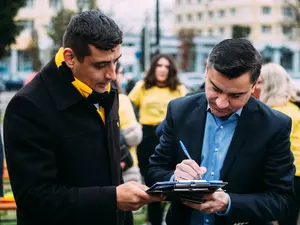 Primarul Chirica semnând pentru candidatul George Simion Foto: Blog George Simion