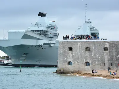 Portavionul Royal Navy HMS Queen Elizabeth, ancorat lângă HMS Prince of Wales la Portsmouth, în Hampshire. Nava participă la exercițiul NATO Steadfast Defender - Foto: Profimedia Images