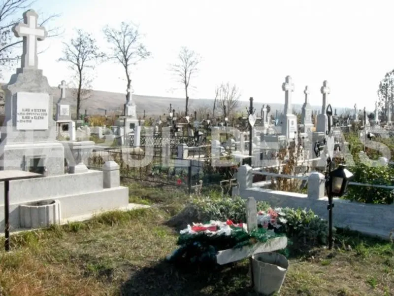 Cimitirul pe care se bat o biserică și o primărie. Un proces i-a pus cruce/FOTO: ziaruldeiasi.ro